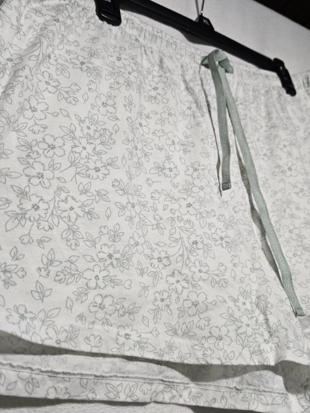 Felina White Gray Floral Lounge Shorts Pajama Bottoms Pockets Drawstring XL NWOT - Picture 2 of 12